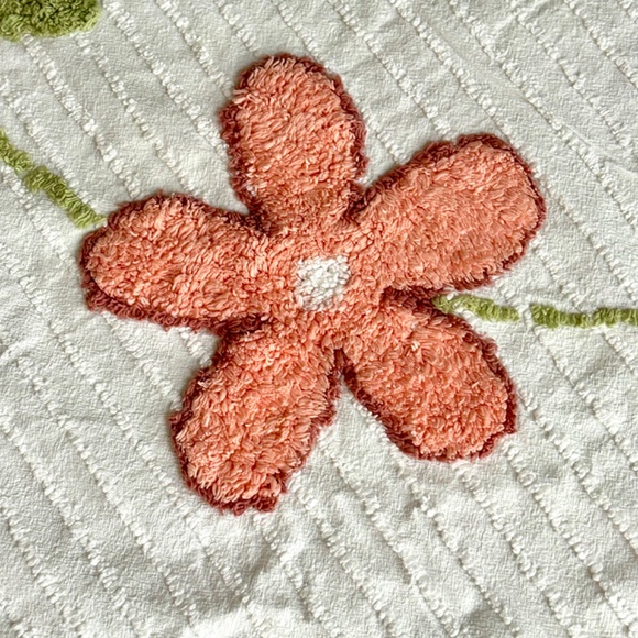 Vintage Chenille Bedspread Fluffy Flowers Vines 106" x 1 15" Blanket Excellent - Picture 3 of 6